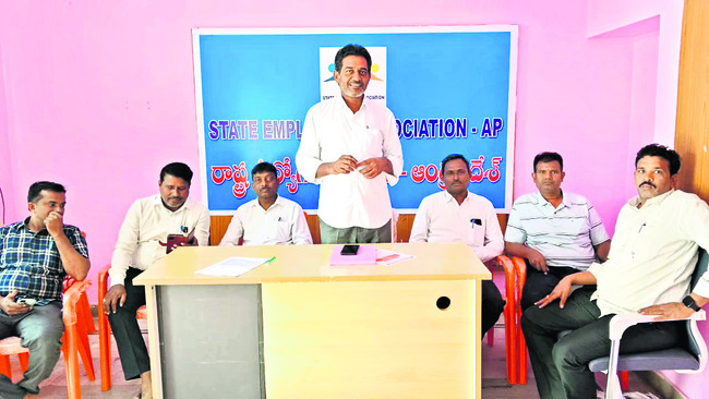 ఉద్యోగుల సమస్యలను పరిష్కరించాలి
1