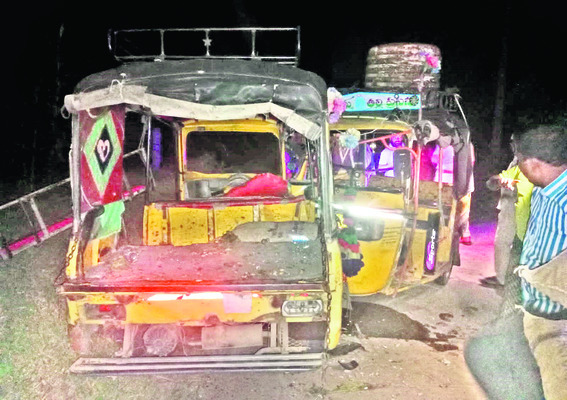 ఉద్యోగుల సమస్యలను పరిష్కరించాలి
2