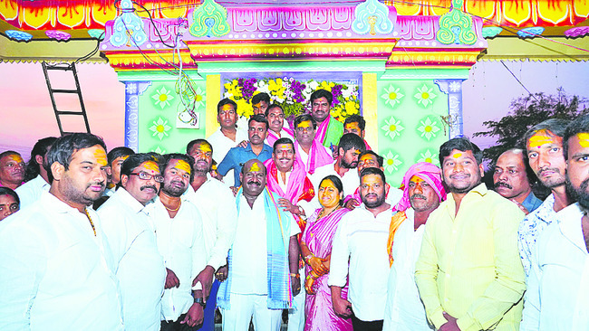 దుర్గమ్మా.. దీవించమ్మా 
3