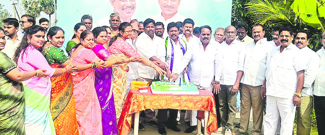 పార్లమెంటరీ కార్యాలయంలో.. 1