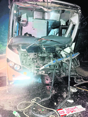 ఆగి ఉన్న లారీని ఢీ కొట్టిన ఆర్టీసీ బస్సు1