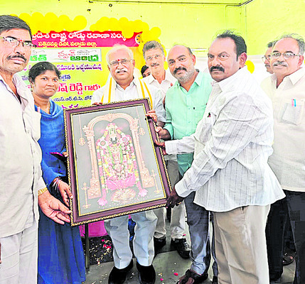 ఆర్టీసీ బస్సు ఢీకొని మహిళ మృతి 1