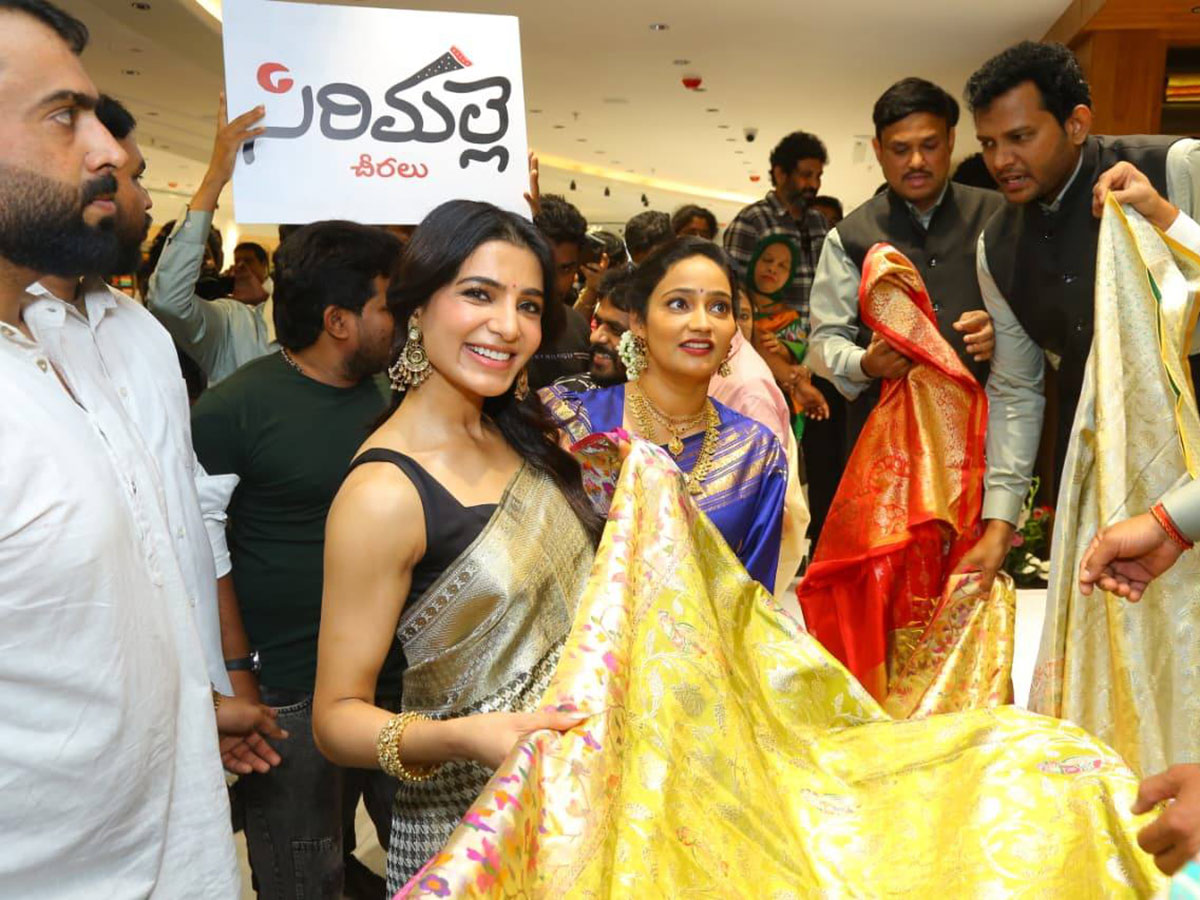 Samantha Ruth Prabhu MOBBED at Hyderabad Event Photos12