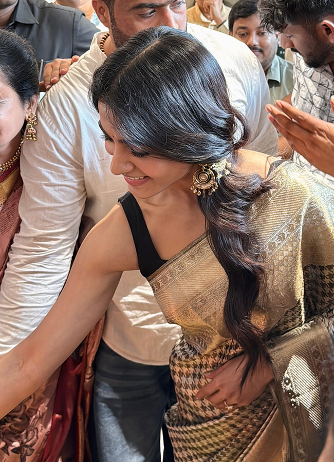 Samantha Ruth Prabhu MOBBED at Hyderabad Event Photos13