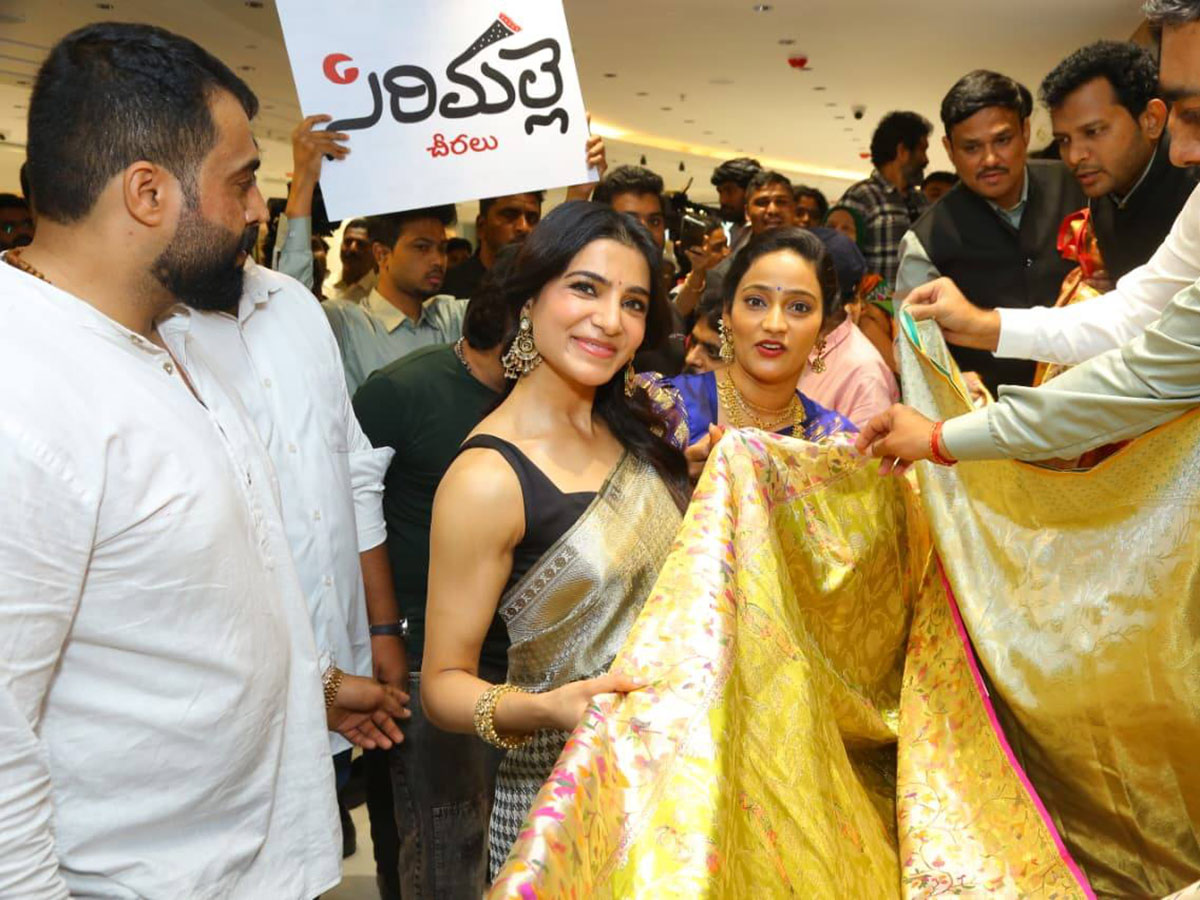 Samantha Ruth Prabhu MOBBED at Hyderabad Event Photos2