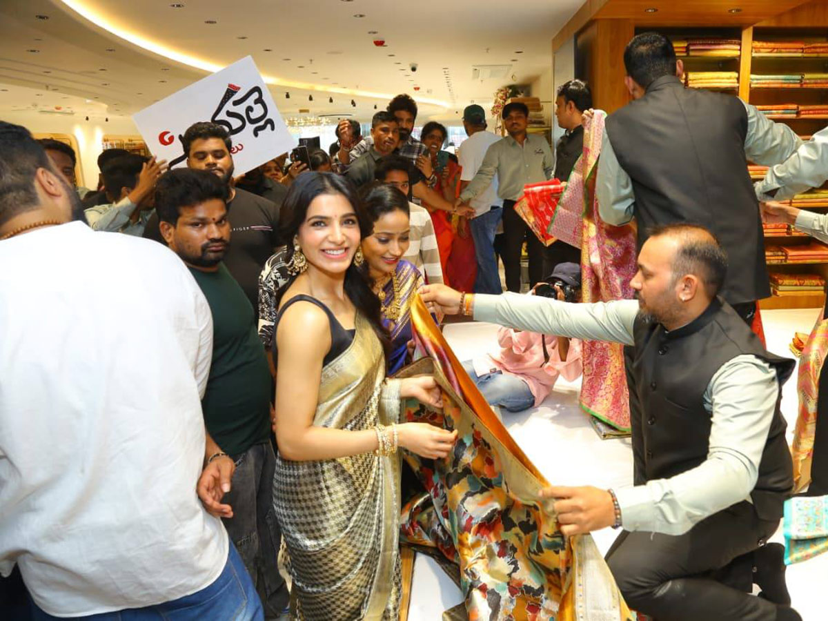 Samantha Ruth Prabhu MOBBED at Hyderabad Event Photos3
