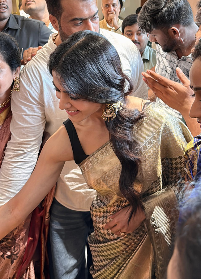 Samantha Ruth Prabhu MOBBED at Hyderabad Event Photos7