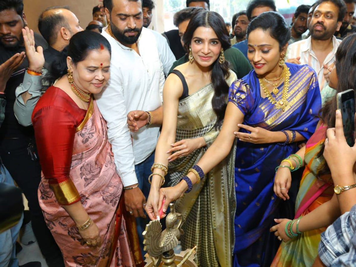 Samantha Ruth Prabhu MOBBED at Hyderabad Event Photos9