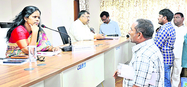 అర్జీదారుల సమస్యలపై నిర్లక్ష్యం వద్దు 1