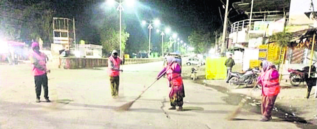 తెల్లవారుజామునే విధుల్లోకి మున్సిపల్‌ కార్మికులు1