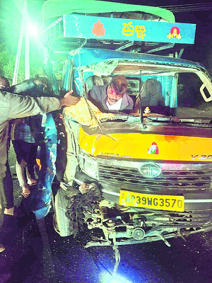 లారీ, పాల వ్యాన్‌ ఢీ 2