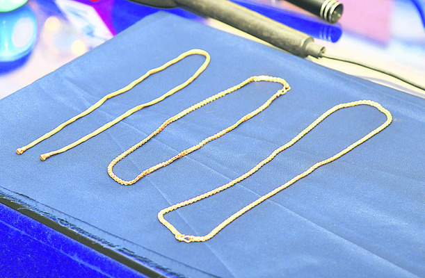 కన్నుపడిందా.. గొలుసు గోవిందా! 1