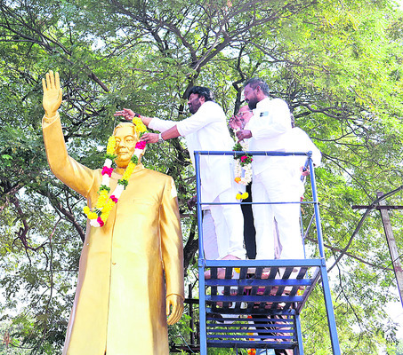 మహనీయులను ఆదర్శంగా తీసుకోవాలి 2