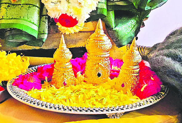 వేంకటేశ్వరస్వామికి స్వర్ణకిరీటాలు  3