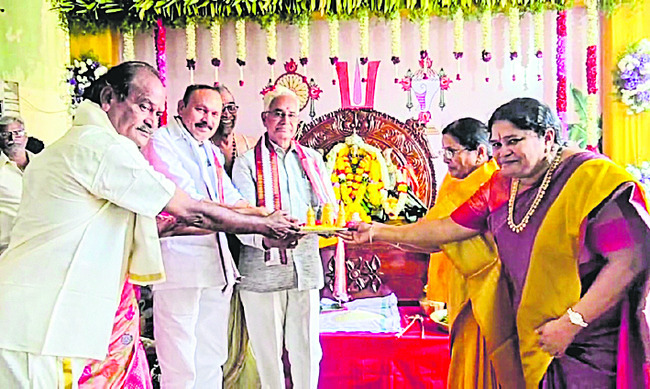 వేంకటేశ్వరస్వామికి స్వర్ణకిరీటాలు  1