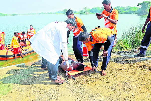 విపత్తులో ప్రజలు.. కాపాడిన రెస్క్యూ టీమ్స్‌2