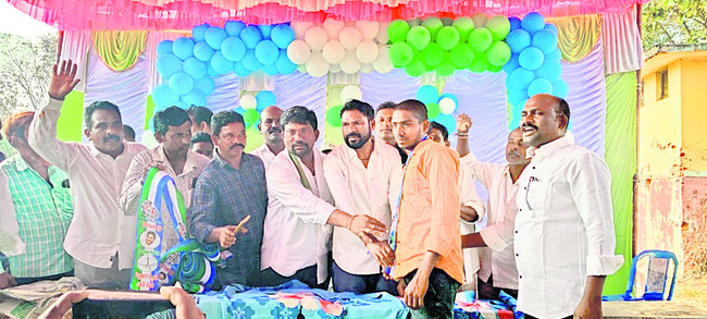 వైఎస్సార్‌సీపీలోకి భారీగా చేరికలు 1