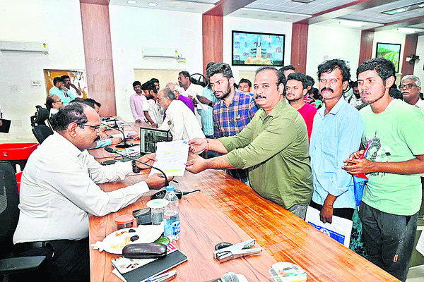 వినతుల వెల్లువ1