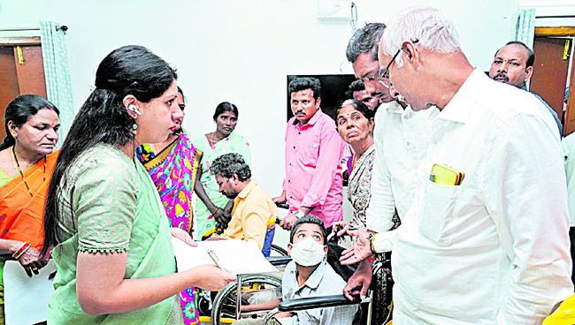 అర్జీలు సకాలంలో నాణ్యతతో పరిష్కరించండి 1