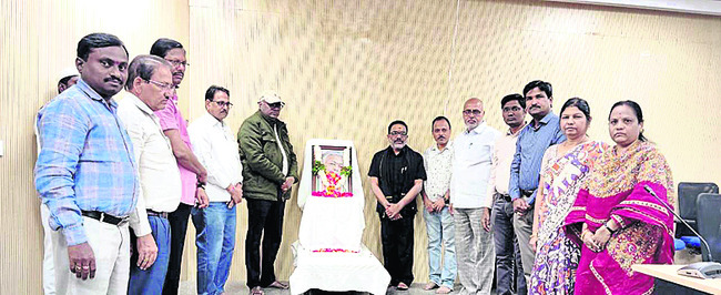 మహనీయులను ఆదర్శంగా తీసుకోవాలి 1