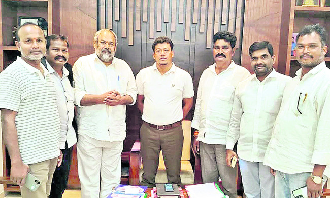 మాజీ మంత్రిని కలిసిన ఆర్‌.నారాయణమూర్తి   1