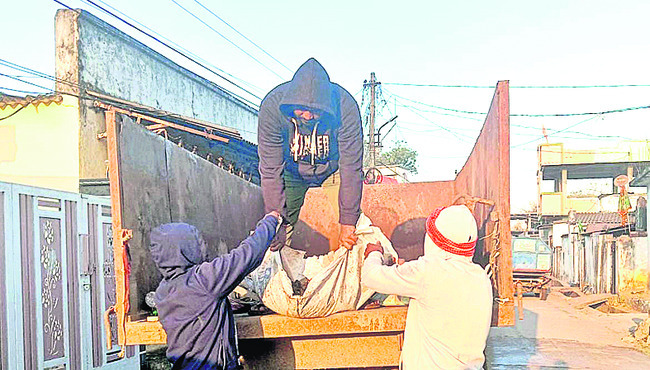 తెల్లవారుజామునే విధుల్లోకి మున్సిపల్‌ కార్మికులు3