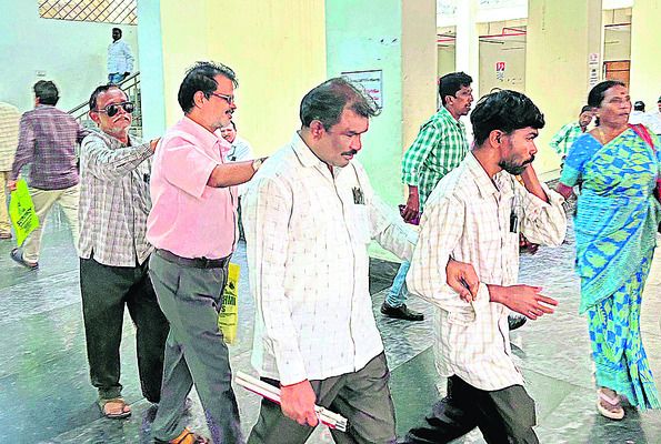 సహజత్వం కోల్పోయిన జీవితాలు.. అర్ధాకలి బతుకులు.. దారి లే3