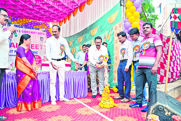 లారీ, పాల వ్యాన్‌ ఢీ 1