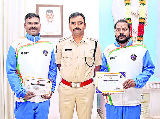 హాకీ క్రీడాకారులకు ఎస్పీ అభినందనలు 
1