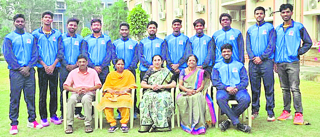 వేంకటేశ్వరస్వామికి స్వర్ణకిరీటాలు  2