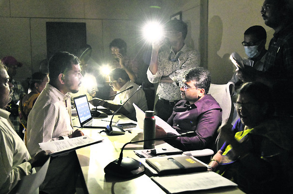 అంధకారంలో కలెక్టరేట్‌1