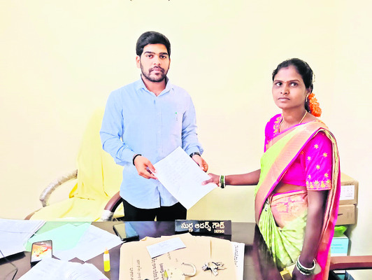 మంత్రి స్వగ్రామంలో వార్డు మెంబర్‌ రాజీనామా 
1