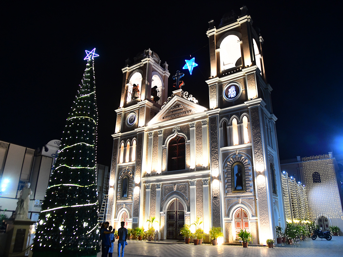 Christmas 2025 : Beautifully Decorated Churches Photos1