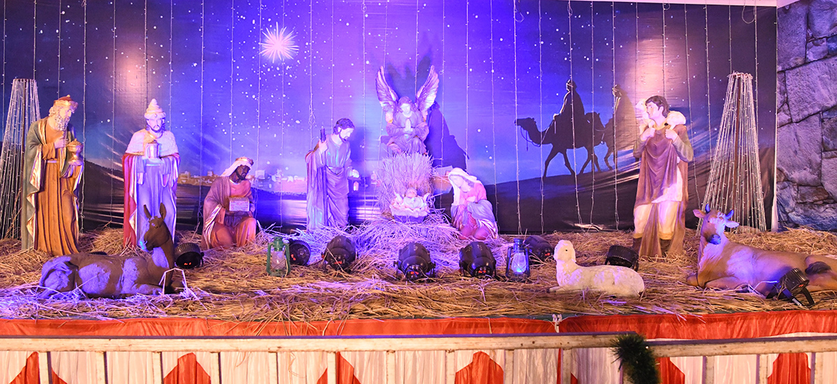 Christmas 2025 : Beautifully Decorated Churches Photos10