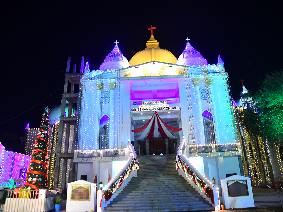 Christmas 2025 : Beautifully Decorated Churches Photos11