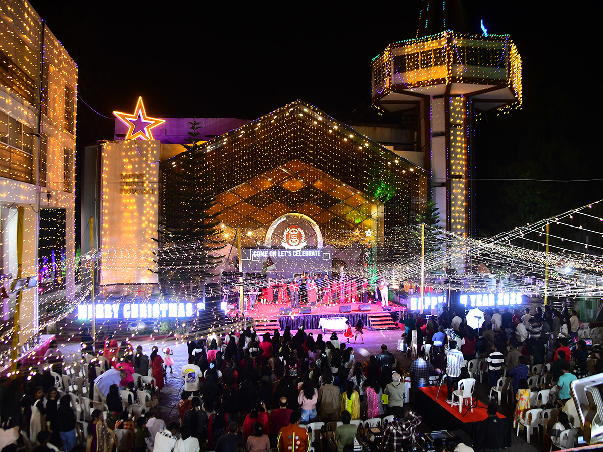 Christmas 2025 : Beautifully Decorated Churches Photos13