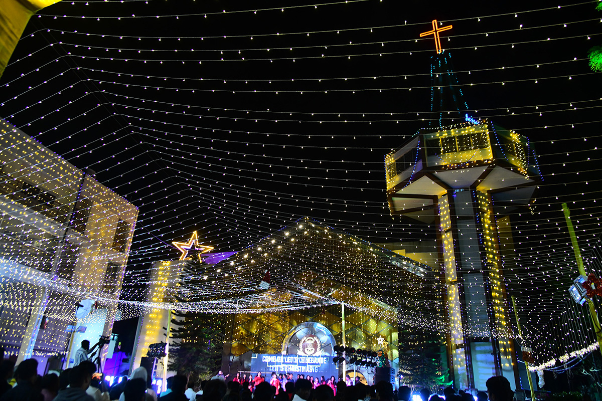 Christmas 2025 : Beautifully Decorated Churches Photos14