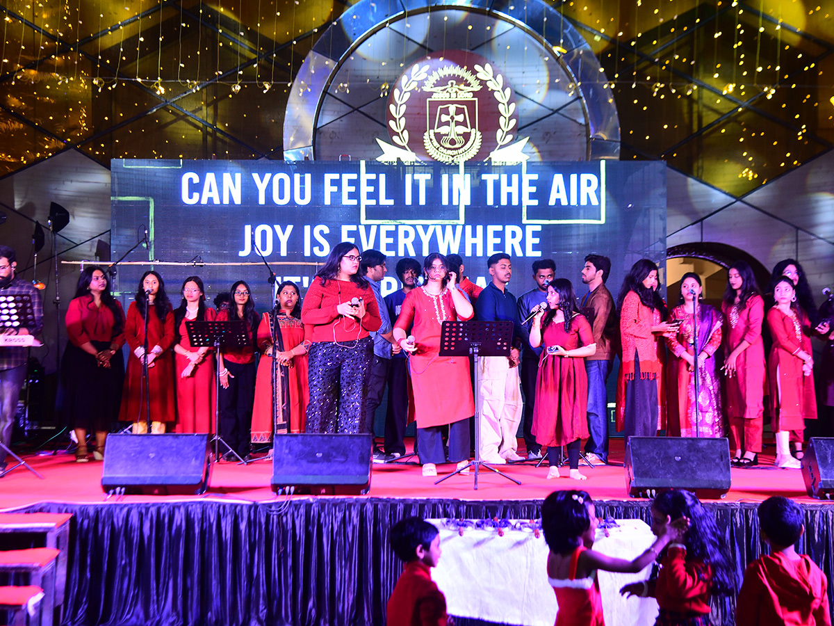 Christmas 2025 : Beautifully Decorated Churches Photos15