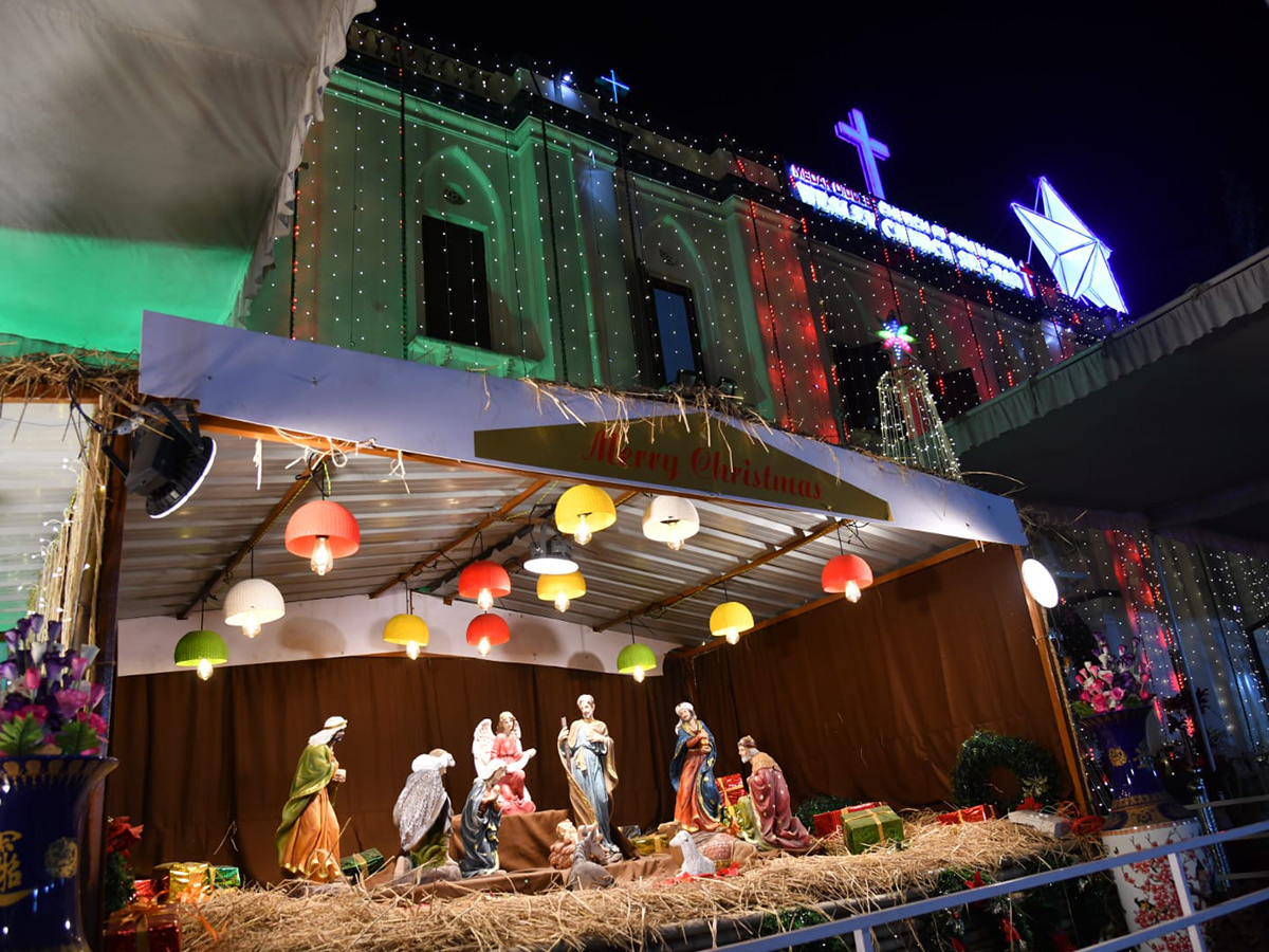 Christmas 2025 : Beautifully Decorated Churches Photos16