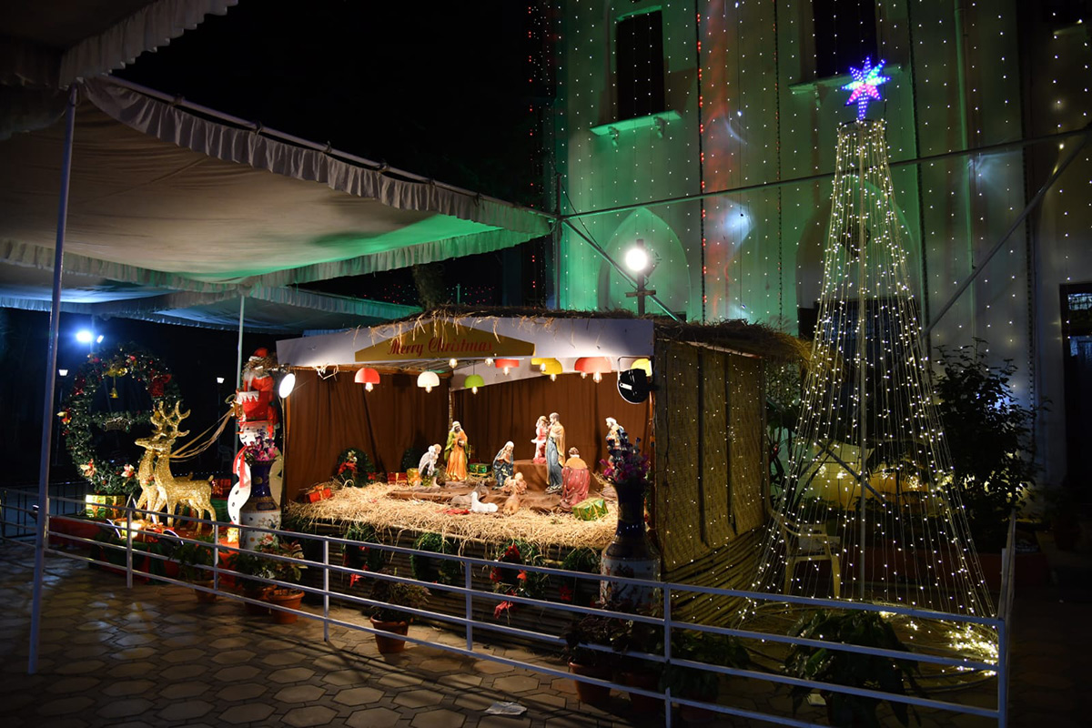 Christmas 2025 : Beautifully Decorated Churches Photos17