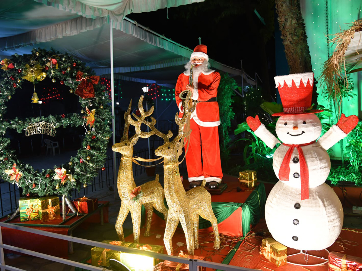 Christmas 2025 : Beautifully Decorated Churches Photos18