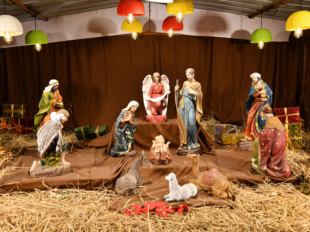 Christmas 2025 : Beautifully Decorated Churches Photos19