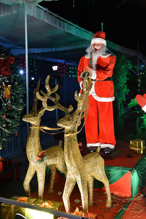 Christmas 2025 : Beautifully Decorated Churches Photos20