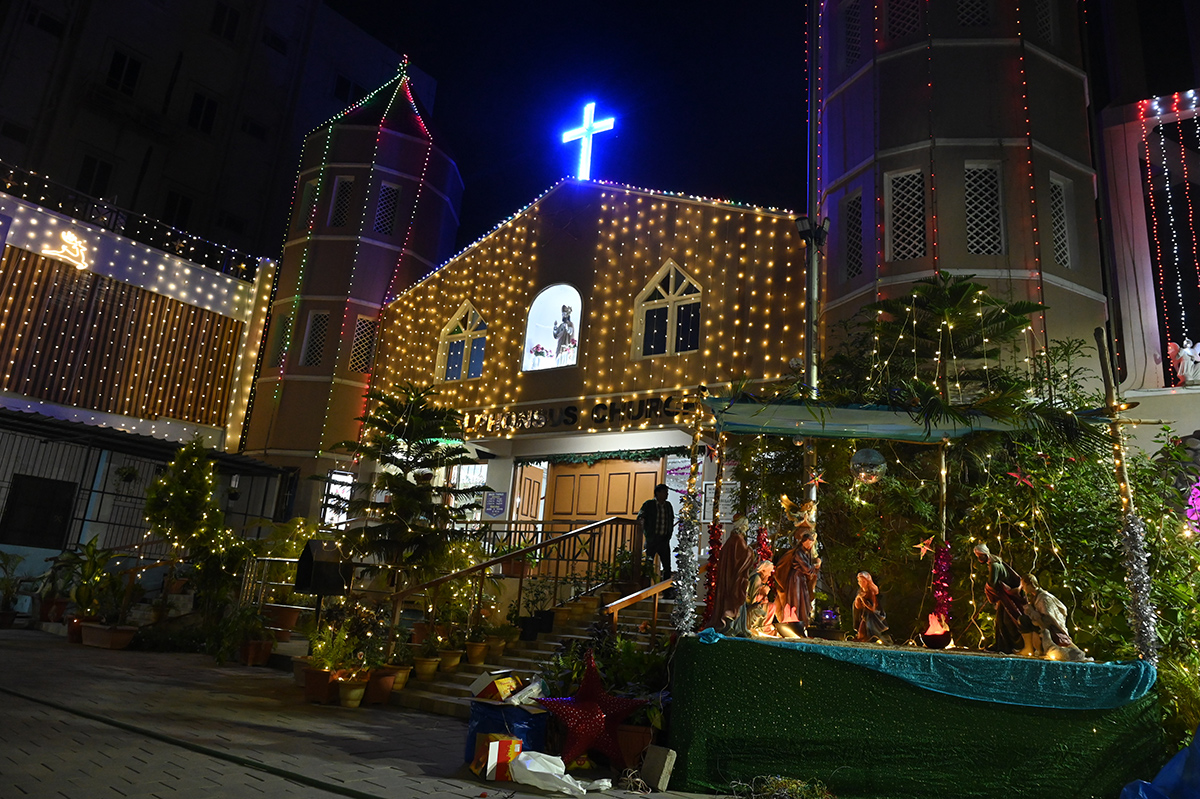 Christmas 2025 : Beautifully Decorated Churches Photos4