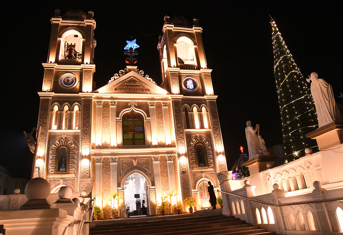 Christmas 2025 : Beautifully Decorated Churches Photos5