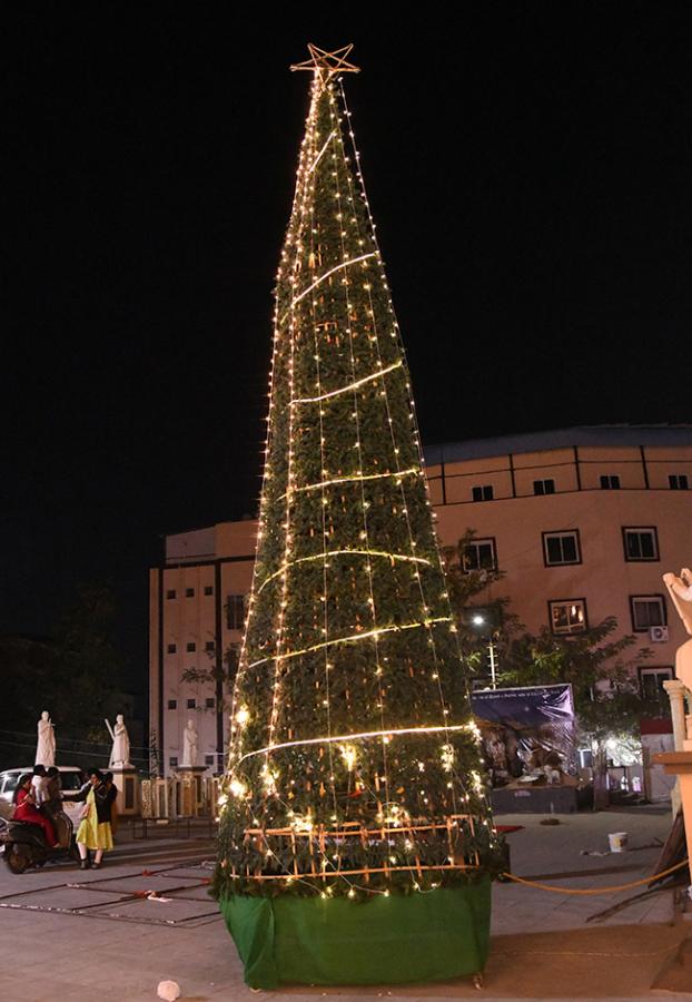 Christmas 2025 : Beautifully Decorated Churches Photos6