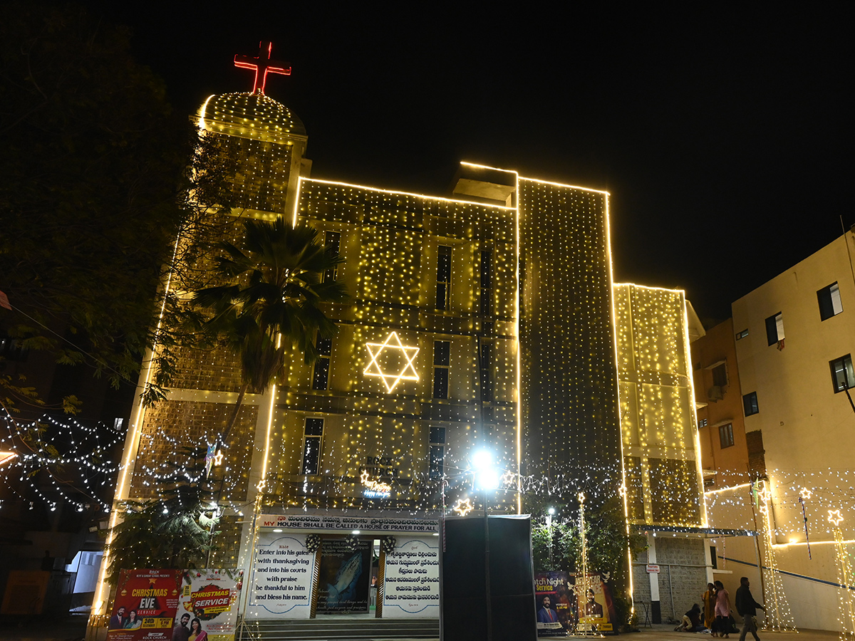 Christmas 2025 : Beautifully Decorated Churches Photos7