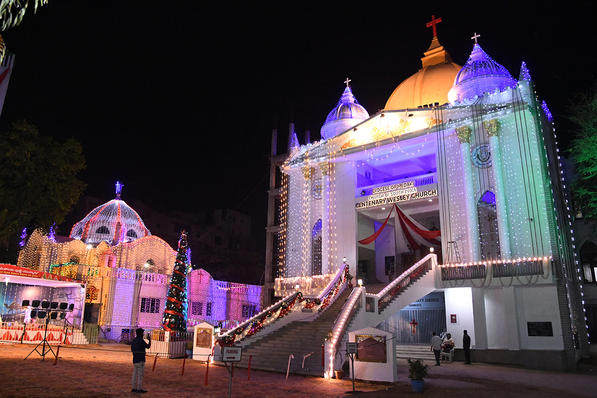 Christmas 2025 : Beautifully Decorated Churches Photos9