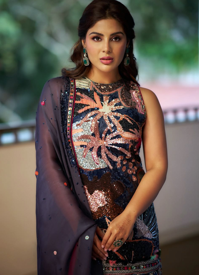 Samyuktha looks stunning in a floral dress (photos)9