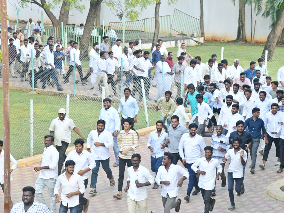 YS Jagan Receives Grand Welcome At Pulivendula Photos12